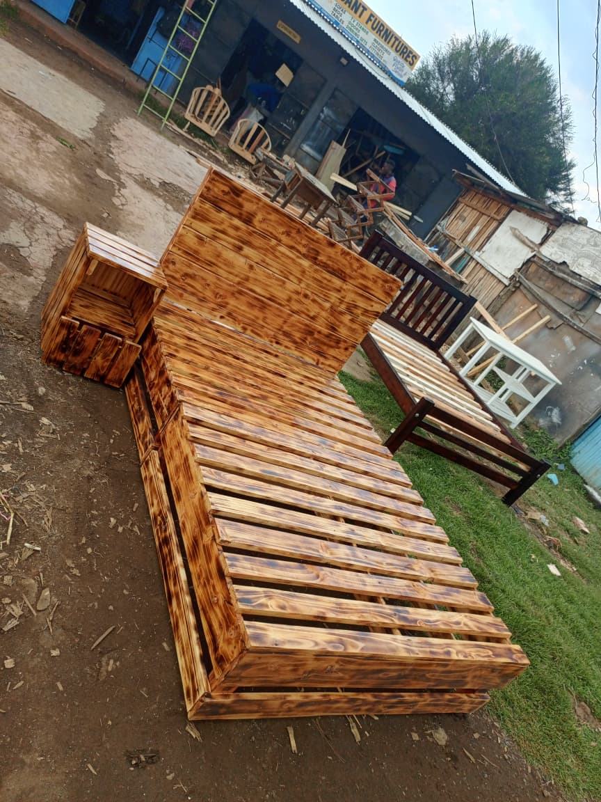 Pallet bed 4*6 plus bedside